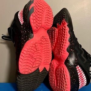 Like new D.O.N. ISSUE #2 BOYS  7 VENOM Marvel ADIDAS SHOES